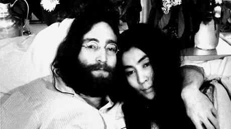 Der britische Musiker John Lennon und seine Frau, die japanische Künstlerin Yoko Ono im Juni 1968 / © Allan Randu (dpa)