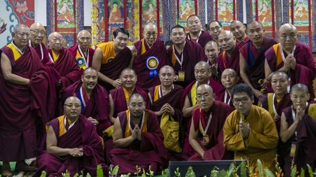 Der Dalai Lama (hintere Reihe, M) mit hochrangigen tibetischen Mönchen und Nonnen / © Ashwini Bhatia (dpa)