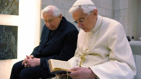 Der damalige Papst Benedikt XVI. beim Gebet mit seinem Bruder Georg Ratzinger im Jahr 2012. / © NSA/OSSERVATORE ROMANO/HO (dpa)