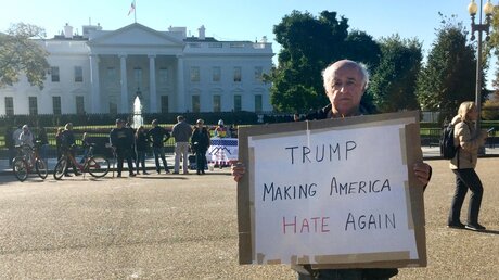 Der Demonstrant Joe demonstriert vor dem Weißen Haus mit einem Schild / © Can Merey (dpa)