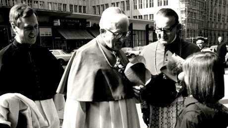 Der ehemalige Kölner Erzbischof Joseph Kardinal Höffner (Mitte) und sein Geheimsekretär Manfred Melzer  (Erzbistum Köln)