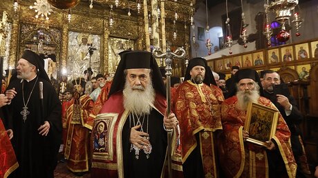 Der griechisch-orthodoxe Patriarch Theophilos III. nimmt in Bethlehem an einem Weihnachtsgottesdienst teil / © Wisam Hashlamoun (dpa)