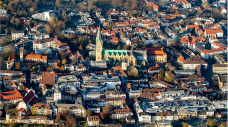 Der Hohe Dom zu Paderborn inmitten der Stadt / © flightpictures (shutterstock)