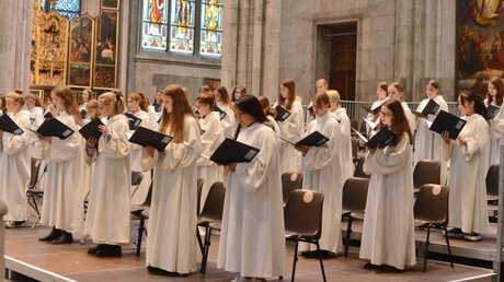 In der Kathedrale von Grenoble singen die Mädchen einen Gottesdienst und ein Konzert / © Beatrice Tomasetti (DR)