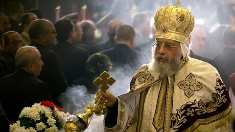 Der koptisch-orthodoxe Papst Tawadros II. leitet die Weihnachtsmesse ein / © Amr Nabil (dpa)