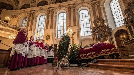 Der Leichnam des verstorbenen Mainzer Kardinals Karl Lehmann liegt aufgebahrt in der Augustinerkirche.  / © Boris Roessler (dpa)