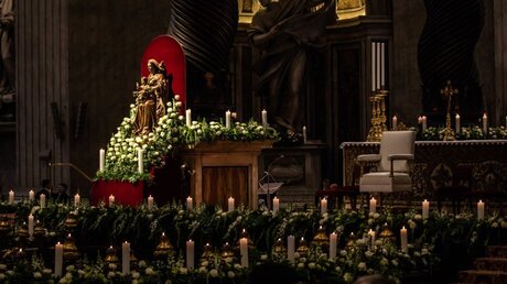 Der mit Kerzen geschmückte Altarraum am Vorabend zu Mariä Lichtmess / © Stefano Dal Pozzolo (KNA)