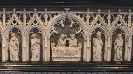 In der Mitte des Altares befindet sich das Motiv der Krönung Mariens / © Beatrice Tomasetti (DR)