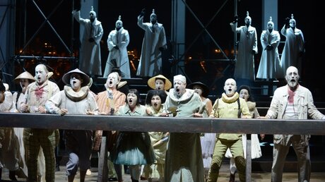 Der Opernchor und der Extra-Chor der Oper haben eine tragende Rolle / © Beatrice Tomasetti (DR)