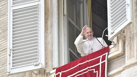 Der Papst beim Mittagsgebet auf dem Petersplatz (VN)