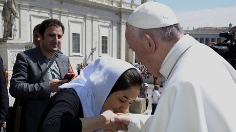 Papst Franziskus trifft die ehemalige IS-Gefangene Nadia Murad / © L'Osservatore Romano (dpa)