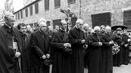 Deutsche und polnische Bischöfe beten gemeinsam in der KZ-Gedenkstätte Auschwitz-Birkenau, 1980 / © KNA-Bild (KNA)