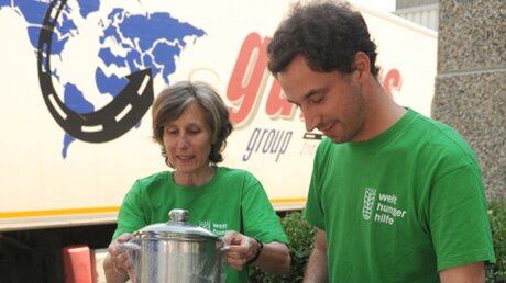 Mitarbeiter der deutsche Welthungerhilfe bereiten Hilfslieferungen vor / © KNA-Bild (KNA)