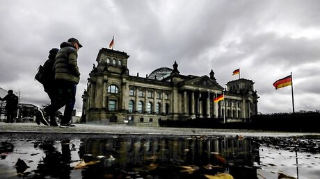 Dicke Wolken über dem Bundestag in Berlin / © Michael Kappeler (dpa)