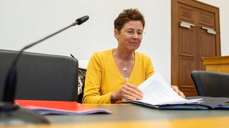 Die Ärztin Kristina Hänel vor Beginn des Berufungsprozesses im Gerichtssaal / © Silas Stein (dpa)