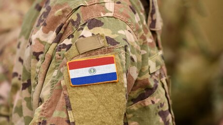 Die Flagge Paraguays auf dem Ärmel eines Soldaten / © Bumble Dee (shutterstock)