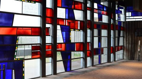 Die fließenden Übergänge von Skulptur und Architektur zeigen sich auch in der Fensterfront mit ihren Formen des Kubismus. / © Beatrice Tomasetti (DR)
