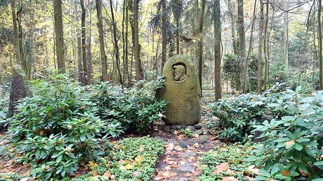 Die Grabstelle des Berliner Zeichners Heinrich Zille im Südwestkirchhof / © Ralf Hirschberger (dpa)