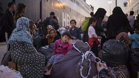 Die griechischen Behörden brachten rund 300 Flüchtlinge und Migranten aus dem überfüllten Flüchtlingslager Moria zum Festland / © Socrates Baltagiannis (dpa)