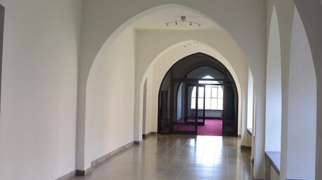Die langen Gänge und die Spitzbogengewölbe sind typisch für einen Klosterbau / © Beatrice Tomasetti (DR)
