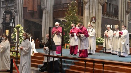 Die Lektorinnen (vorne links) ziehen als liturgische Dienste mit aus / © Beatrice Tomasetti (DR)
