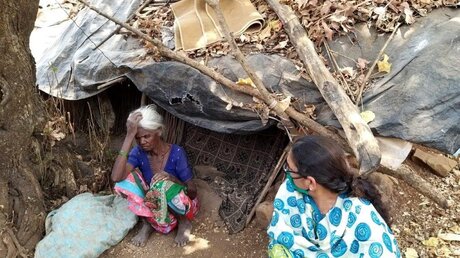 Die Menschen in abgelegenen Dörfern - hier im Süden von Kalkutta - sind oft verzweifelt und haben keine Perspektive mehr. (BONO)