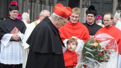 Die Messdiener gratulieren ihrem Erzbischof am Weihnachtsmorgen - im Hintergrund Domvikar Hopmann. / © Beatrice Tomasetti (DR)