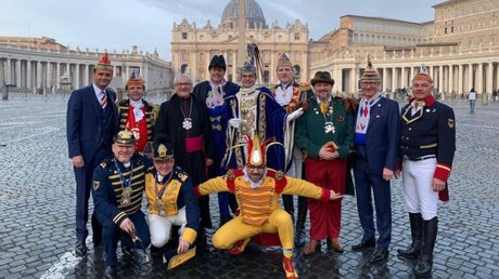 Die Mitglieder des Aachener Karnevalsvereins beim Papst / © Andree Brüning (privat)