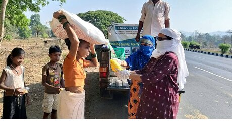 Die Rescue Foundation versorgt Wanderarbeiter auf der Rückkehr in ihre Heimat an den Ausgangsstraßen von Mumbai. / © Rescue Foundation (privat)