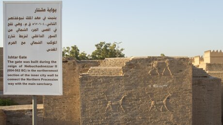 Die Reste des Ischtar-Tors der antiken archäologischen Stätte Babylon / © Hussein Faleh (dpa)