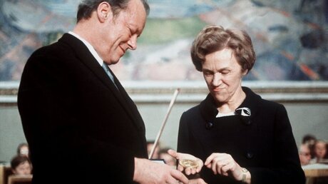 Die Vorsitzende des Nobelpreis-Komitees, Aase Lionaes, überreicht Bundeskanzler Willy Brandt Medaille des Friedens-Nobelpreises / © DB ntb (dpa)