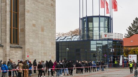 Die Warteschlange vor dem Berliner Messezentrum ist lang / © Jannis Chavakis (KNA)