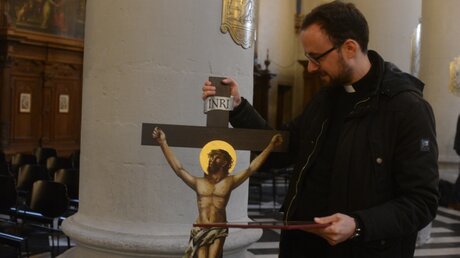 Dieses Kruzifix hat sich ein junger Priester ausgesucht / © Beatrice Tomasetti (DR)