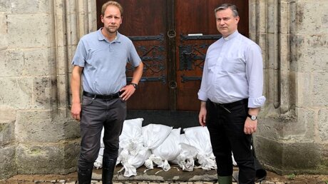 Diözesanjugendseelsorger Tobias Schwaderlapp (l.) und Generalvikar Dr. Markus Hofmann (r.) in Altenberg / © Oliver Schillings (Erzbistum Köln)