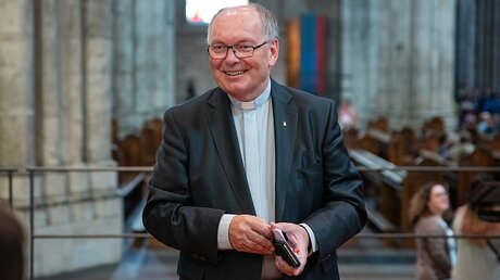 Dompropst Bachner zeigt die neue App / © Laufenberg (Erzbistum Köln)