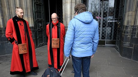 Domschweizer kontrollieren den Eingang zum Kölner Dom. / © Oliver Berg (dpa)