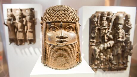 Drei Raubkunst-Bronzen aus dem Benin in Westafrika im Hamburger Museum für Kunst und Gewerbe (MKG) / © Daniel Bockwoldt (dpa)