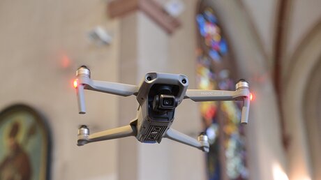 Drohne im Kirchenraum. / © Beatrice Tomasetti (DR)