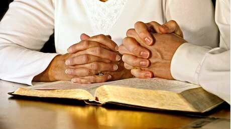 Ehepaar betet zusammen (shutterstock)