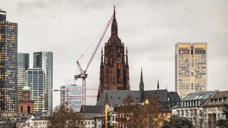 Ein Baukran in der Nähe des Kaiserdoms in Frankfurt im November 2019 / © Bert Bostelmann (KNA)