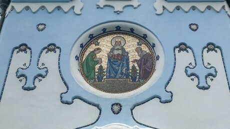 Ein Mosaik der heiligen Elisabeth von Thüringen über dem Portal "Blauen Kirche" in Bratislava / © Alexander Brüggemann (KNA)