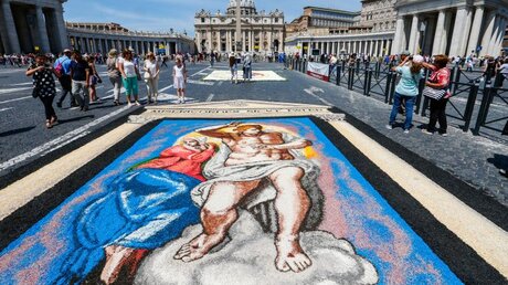 Ein Blumenteppich zeigt Michelangelos "Jüngstes Gericht" vor dem Petersdom im Juni 2016 / © Paul Haring/CNS photo (KNA)