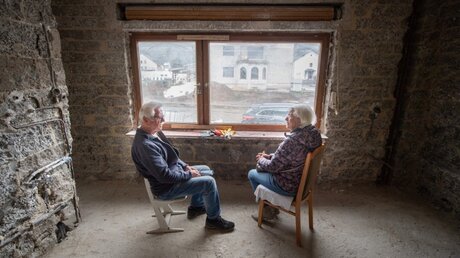 Ein Ehepaar im ehemaligen Wohnzimmer ihres Hauses in Altenahr / © Boris Roessler (dpa)