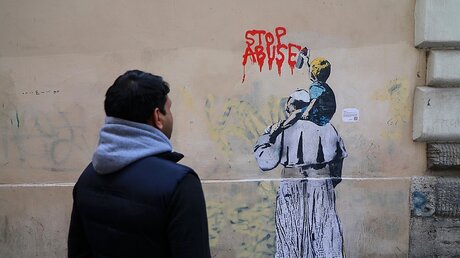 Ein Graffito des Straßenkünstlers TVBOY in der Vicolo degli Osti in Rom / ©  Stefano dal Pozzolo (KNA)