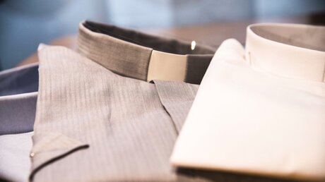 Ein graues und ein weißes Collarhemd / © Cristian Gennari (KNA)