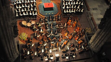 Ein großes Konzert im Dom mit Chor und Orchester aus der Vogelperspektive / © Beatrice Tomasetti (DR)