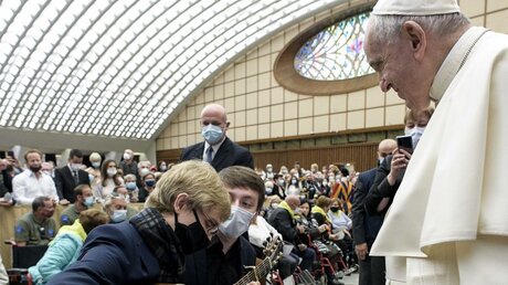 Ein junger Mann spielt Papst Franziskus auf einer Gitarre vor / © Romano Siciliani (Vatican Media) (KNA)
