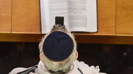Ein Mann betet in der Synagoge von Bonn das jüdische Morgengebet, das Schacharit / © Harald Oppitz (KNA)