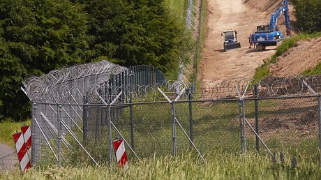 Ein provisorischer zusätzlicher Zaun am Fliegerhorst Büchel, der Atomwaffengegner abhalten soll / © Thomas Frey (dpa)