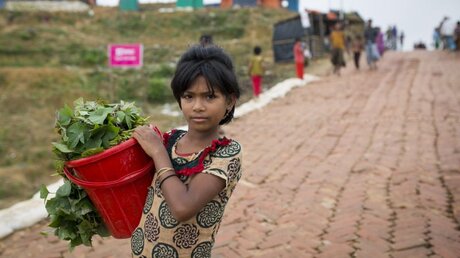 Ein Rohingya-Mädchen trägt Gemüse zum Markt eines Flüchtlingslagers / © Zakir Hossain Chowdhury (dpa)